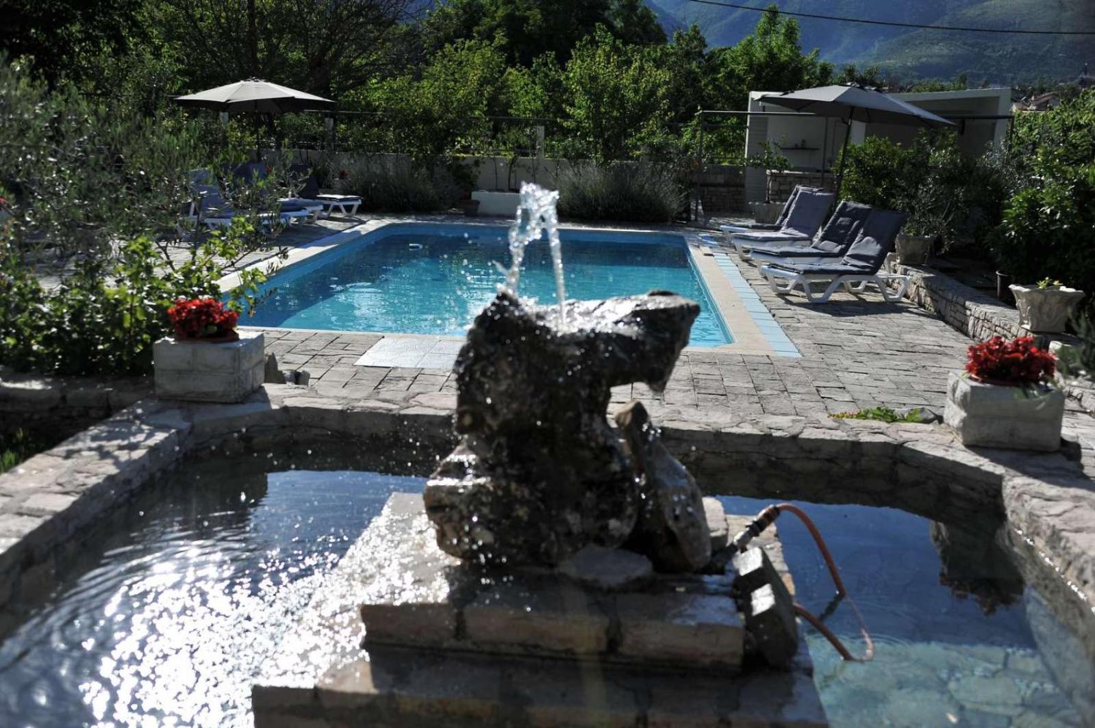 Pool House Maslina Apartment โมสตาร์ ภายนอก รูปภาพ