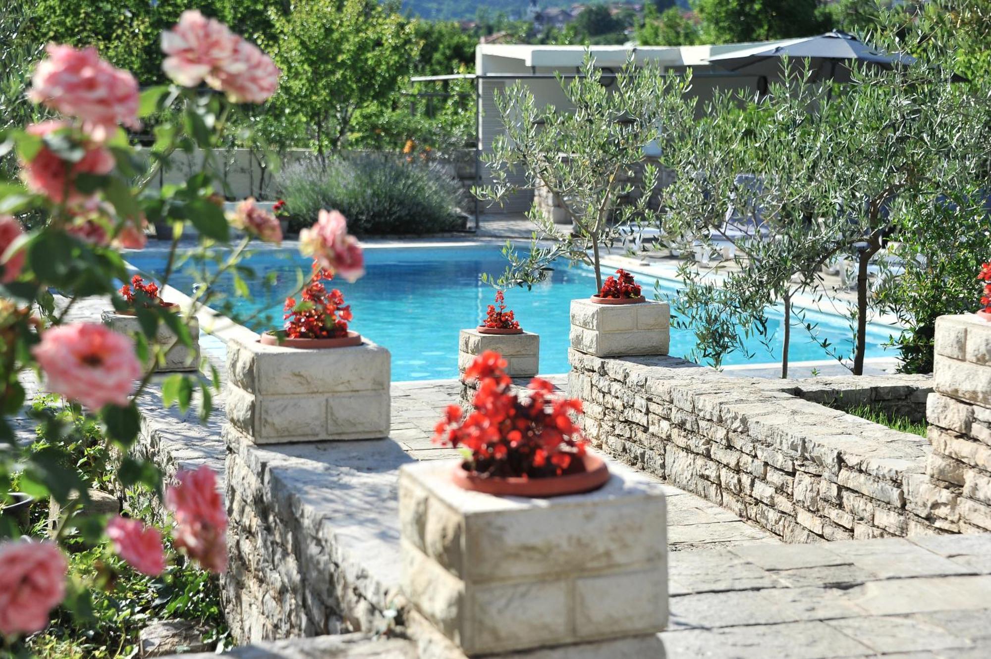 Pool House Maslina Apartment โมสตาร์ ภายนอก รูปภาพ